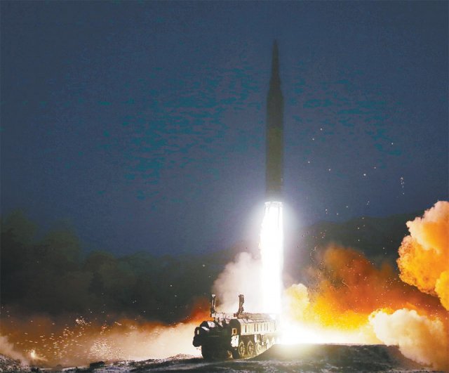 북한 국방과학원이 11일 극초음속미사일을 시험 발사하는 모습. 노동신문 뉴스1