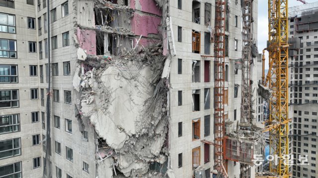 지난 11일 광주 서구 화정동 한 아파트 공사현장에서 붕괴 사고가 발생했다. 사진은 사고가 발생한 아파트 공사현장 모습. 광주=박영철 기자 skyblue@donga.com