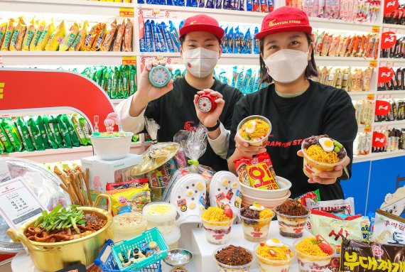 여의도 더현대 서울에서 진행되는 '88라면 스테이지' 팝업스토어에서 직원들이 제품을 소개하고 있다.