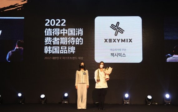 브랜드엑스코퍼레이션 이수연 대표(오른쪽)가 저우위보 인민일보 인민망 한국지사 대표와 기념사진을 촬영하고 있다.