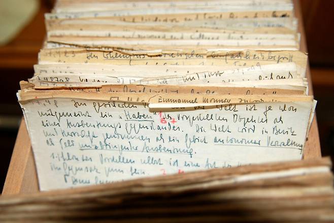 독일 사회학자 니클라스 루만이 40년 동안 손으로 쓴 9000여장의 메모들. 빌레펠트대 누리집 갈무리