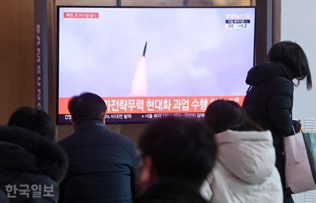 북한이 탄도미사일을 동해상으로 발사한 11일 시민들이 서울역 대합실에서 관련 뉴스를 시청하고 있다. 서재훈 기자