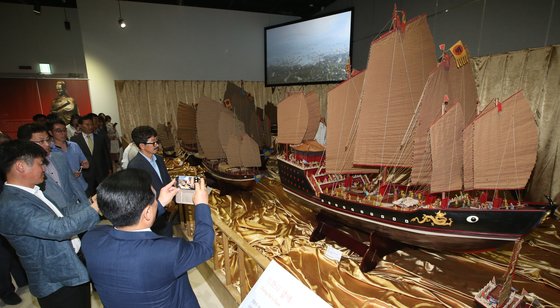 2016년 부산 국립 해양박물관에서 열린 ‘대항해시대-바람에 실은 바람’ 특별전에서 관람객들이 중국 명나라 시대 대항해가인 정화가 이끈 함대 모형을 보고 있다. [중앙포토]