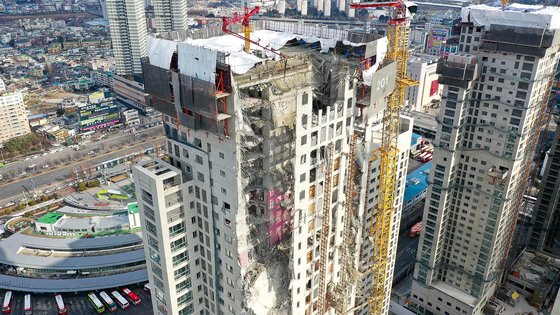지난 11일 붕괴 사고가 일어난 광주광역시 서구 광천동 신축공사 아파트 외벽이 무너져 있다. 프리랜서 장정필