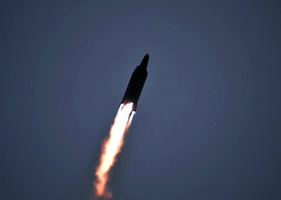 북한 국방과학원이 지난 11일 극초음속 미사일 시험발사를 진행해 '대성공'했다고 노동당 기관지 노동신문이 12일 보도했다. 사진 조선중앙TV 캡처