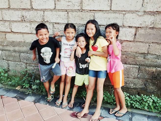 인도네시아 초등학생은 오전 7~8시에 등교해 오전 11시에서 오후 3시 사이 수업을 마친 후 신나게 뛰어논다.