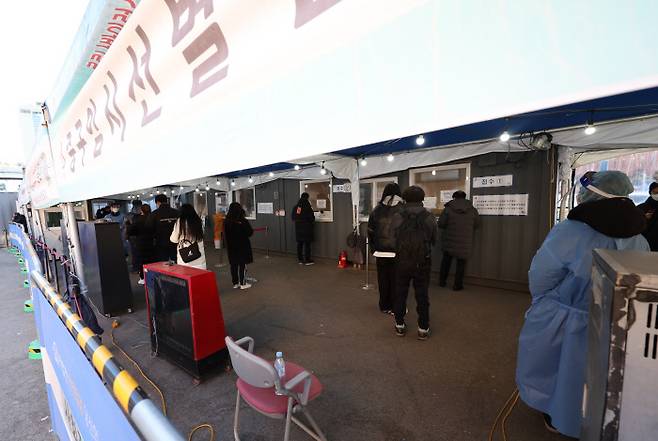 14일 오전 서울역 광장에 마련된 코로나19 임시 선별검사소에 시민들이 검사를 받기 위해 줄을 서서 기다리고 있다. 연합뉴스