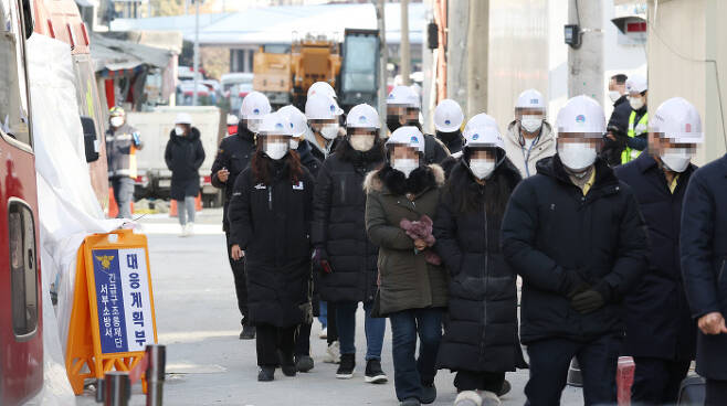 이날 오전 실종자 가족들이 사고 현장을 살펴본 뒤 이동하고 있다. 연합뉴스