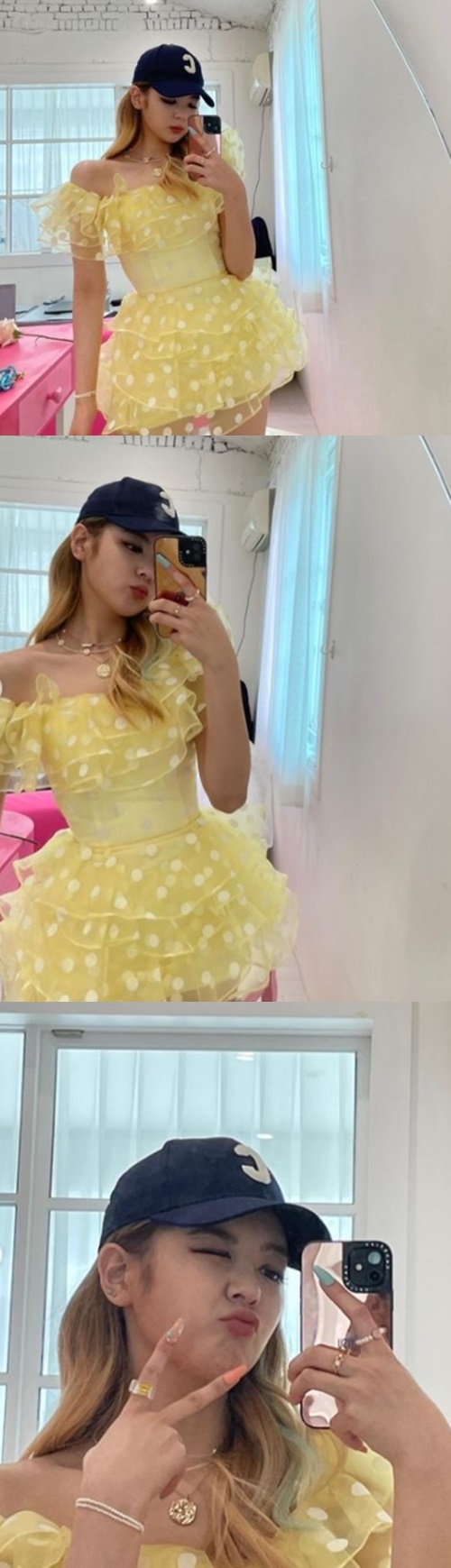 Girl group ITZY member Lia has released a selfie.On the 14th, ITZY official SNS posted a number of photos of Lia along with Pics from LOCO photoshoot.The photo shows Lia posing in a yellow dress.Lia, who boasts a colorful look, has an open expression and a chic look that captivated fans.On the other hand, ITZY, which Lia belongs to, released CRAZY IN LOVE on September 24th.