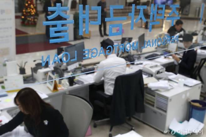 서울 여의도의 한 은행 영업점에서 직원들이 업무를 보고 있다. /사진=이기범 기자 leekb@