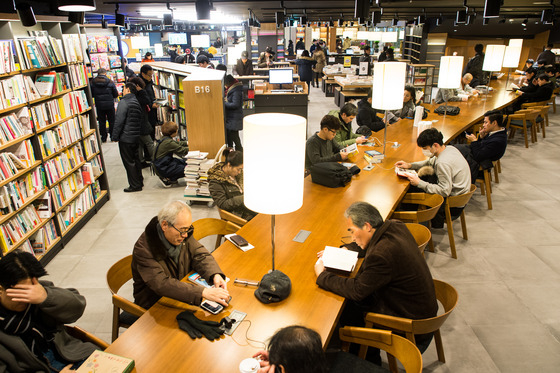 대형서점에서 책을 읽고 있는 시민들/사진=뉴스1