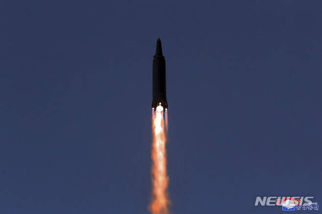 [평양=AP/뉴시스] 북한 조선중앙통신이 제공한 사진에 지난 11일 북한이 극초음속 미사일 시험 발사를 하고 있다. 통신은 김정은 국무위원장이 국방과학원에서 진행한 극초음속 미사일 시험 발사를 참관했다고 전했다. 2022.01.12.