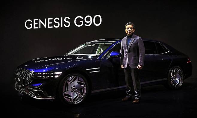 장재훈 현대차 사장이 지난 11일 경기 용인의 제네시스 수지 전시관에서 신형 G90을 소개하고 있다. 제네시스 제공