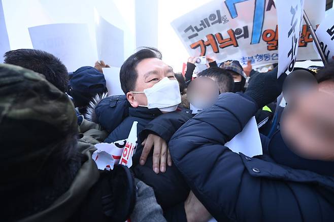국민의힘 김기현 원내대표(가운데)가 14일 서울 마포구 MBC 사옥 앞에서 국민의힘 지도부의 항의 방문을 막으려는 진보성향 시민단체 관계자들에게 둘러싸여 있다. 국회사진기자단