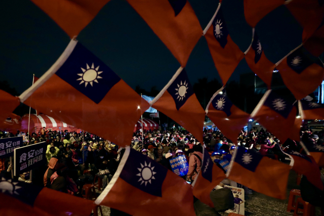 지난해 12월 대만의 국민투표를 앞두고 유세장에 대만(중화민국) 국기가 펄럭이고 있다. /EPA연합뉴스