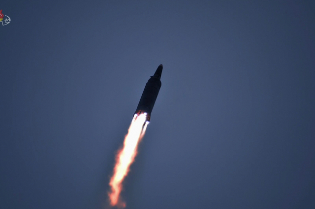 북한이 지난 11일 자강도 일대에서 쏘아 올린 자칭 극초음속 미사일이 비행하는 모습. 북한은 사흘 만인 14일 오후에도 탄도미사일로 추정되는 발사체를 발사했다. /조선중앙TV·연합뉴스