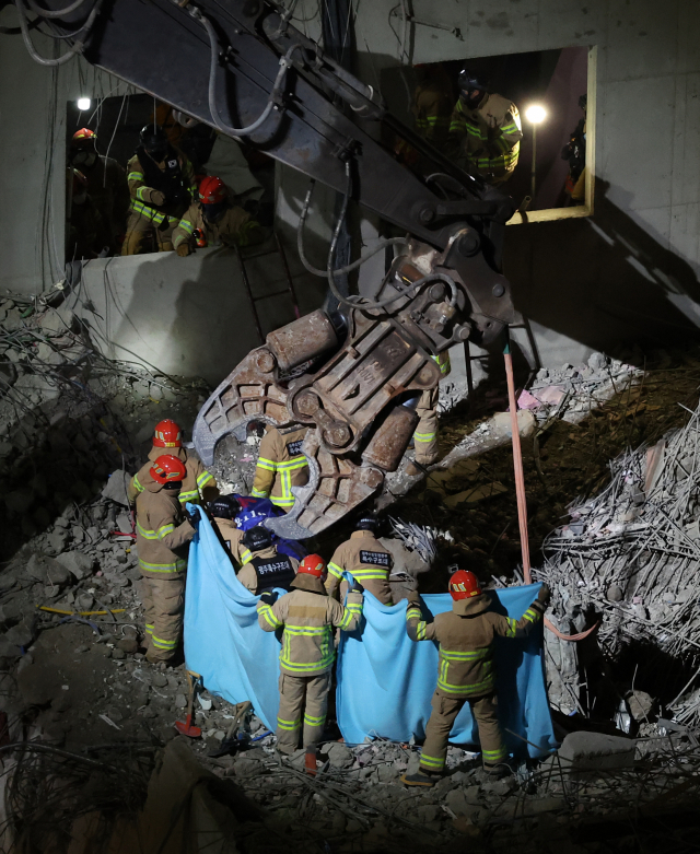 14일 오후 구조대원들이 광주 서구 화정동 화정아이파크 붕괴 사고 현장에서 실종됐다 사망한 1명을 지하 1층에서 수습하고 있다.