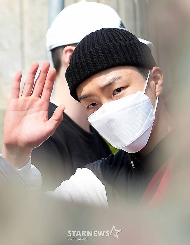 그룹 위너 이승훈이 16일 오후 충남 논산시 육군훈련소로 입소하고 있다. 이승훈은 4주간 기초 군사훈련을 받은 뒤 사회복무요원으로 대체 복무를 한다. /사진=이동훈 기자 photoguy@