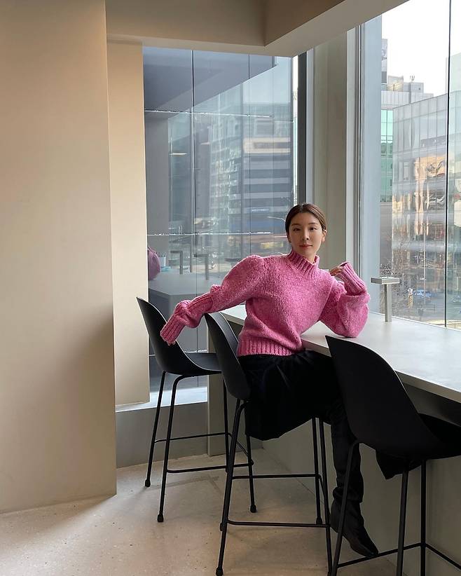 On the afternoon of the 14th, Yonji Ham posted a picture on his instagram with an article entitled I like this ootd and I like full body picture feed stuff and a cheap sea!In the open photo, Yonji Ham is wearing a pink knit and a black skirt with long boots and posing in a chair against the window.His dignified appearance, which seems to take a picture of the economic magazine cover, attracts attention.On the other hand, Yonji Ham, who was born in 1992 and is 30 years old, is the eldest daughter of Ottogi Ham Young-joon, who married a non-entertainer in 2017.He is also a YouTuber from Sandbox and has about 450,000 subscribers on his channel Ham Yeonji TV.Photo: Yonji Ham Instagram