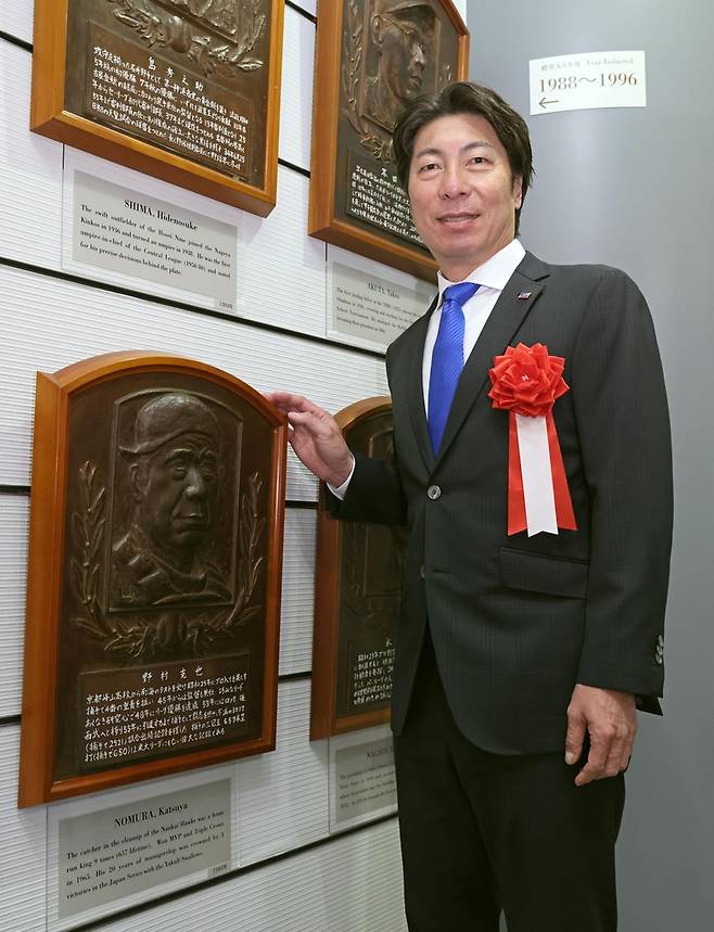일본프로야구 명예의 전당에 입회한 다카쓰 신고 (교도 도쿄=연합뉴스) 다카쓰 신고 야쿠르트 스왈로스 감독이 14일 일본 도쿄에 있는 일본 야구박물관에서 '명예의 전당 입회'를 기념해 사진을 찍고 있다.