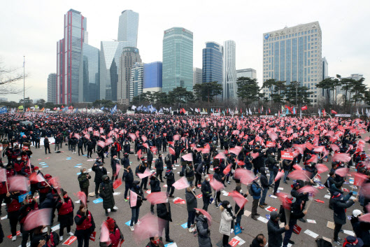 전국민중행동이 15일 오후 서울 여의도 공원에서 열린 ‘민중총궐기’에서 깃발을 흔들고 있다. (사진=뉴시스)