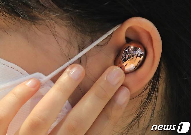 무선이어폰 갤럭시 버즈 라이브 2020.8.6/뉴스1 © News1 구윤성 기자