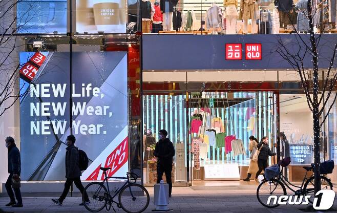 일본 도쿄의 한 유니클로 매장 앞. © AFP=뉴스1