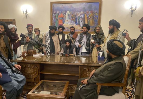 지난해 8월 아프가니스탄 수도 카불을 점령한 탈레반 전사들이 대통령궁을 장악하고 있다. /사진=AP 연합뉴스