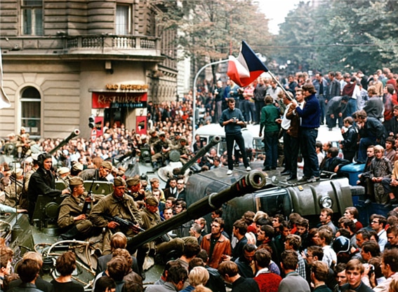 <1968년 8월, 체코슬로바키아의 프라하에서 소련 군대에 맞서 시위하는 시민들. 사진/https://www.rbth.com/history/331126-14-vivid-photos-of-soviet-1960>