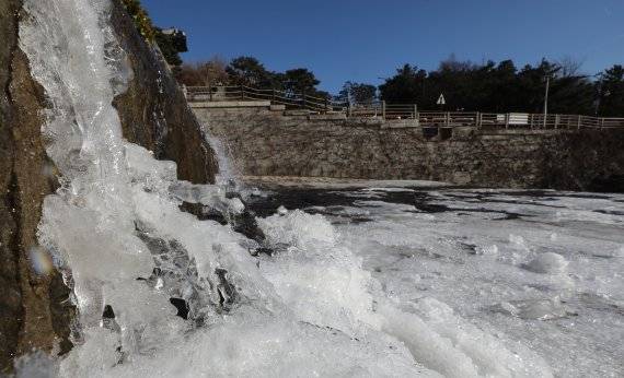 강력한 한파가 누그러지면서 영상권의 날씨를 보인 14일 오후 경기도 수원시 팔달구 수원화성 화홍문에 얼어있던 얼음이 녹고 있다. /사진=뉴스1