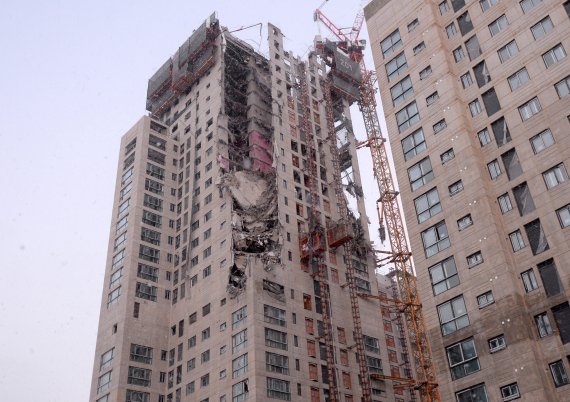 11일 오후 3시 47분께 광주 서구 화정동 한 고층아파트 신축 현장 외벽이 무너져 내렸다. 사진=뉴시스