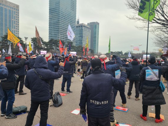 전국민중행동이 15일 오후 2시 여의도 공원에서 기습적으로 민중총궐기를 개최했다./사진=이진혁 기자