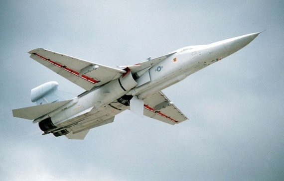 EF-111 A 레이븐(RAVEN, 갈까마귀)이란 제식명칭으로 불린 이 전자전 항공기는 1980~1990년대 미공군의 핵심 전자전 자산이었다. 1972년에 미공군은 F-111A를 베이스로 전자전 기체를 개발하기로 한다. 1974년에 EF-111A로 명명된 차기 전자전 기체개발의 주계약자로 그루먼사가 결정된다. 당시로써는 최첨단에 고가의 F-111A를 베이스로 한 기체인 EF-111A는 초저공 침투를 위한 지형추적레이더와 항법시스템을 그대로 갖추고 해군이 EA-6B 프라울러용으로 개발한 전자전 장비를 개량한 전자전 장비를 장착했다. 게다가 레이더 전파 추적경보장치(RHAW)와 기타 전자전 대응장비도 알차게 갖췄다. 공대공 미사일과 이 무렵 등장한 레이더 공격용 미사일도 발사할 수 없었지만 F-111계열보다 더 강력한 추력의 엔진을 장착해 강력한 스피드와 가속능력을 갖춰 적기의 위협을 받으면 가속해서 떨쳐 버리고 빠져나올 수 있었다. 사진=내셔널 인터레스트(national interest)