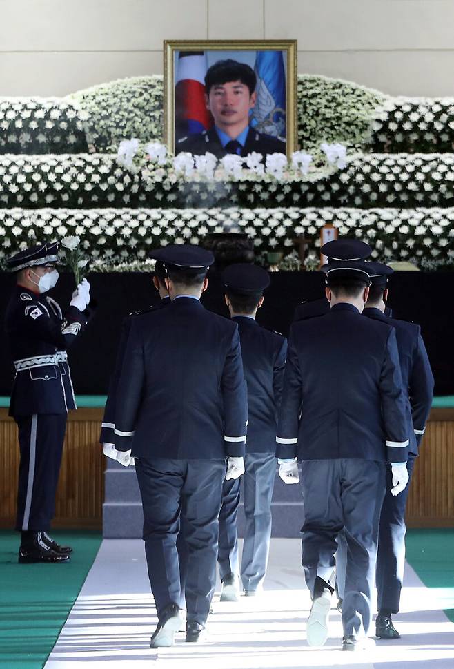 공군 F-5E 전투기 추락사고로 순직한 고 심정민 소령(공사 64기·추서 계급)의 영결식이 14일 오전 경기도 수원시 공군 제10전투비행단에서 고인의 유족과 동기생, 동료 조종사 및 부대 장병이 참석한 가운데 부대장으로 엄수되고 있다. 연합뉴스