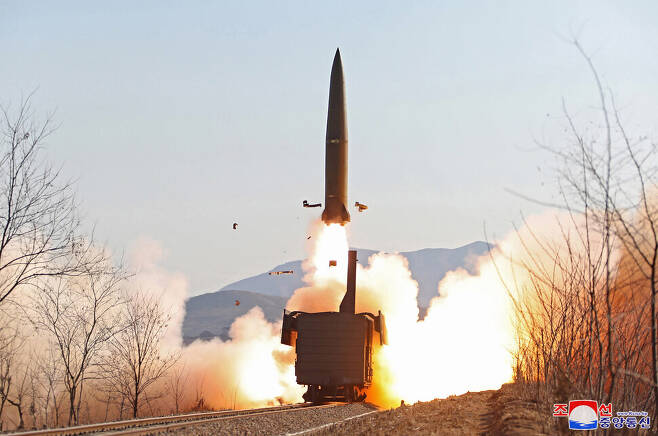 북한은 전날 미사일 발사가 철도기동 미사일연대의 검열사격훈련을 통해 이뤄졌다고 조선중앙통신이 15일 보도했다. 연합뉴스