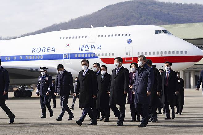 문재인 대통령이 중동 3개국을 방문하기 위해 15일 성남 서울공항에 도착하고 있다. 서울공항/윤운식 선임기자
