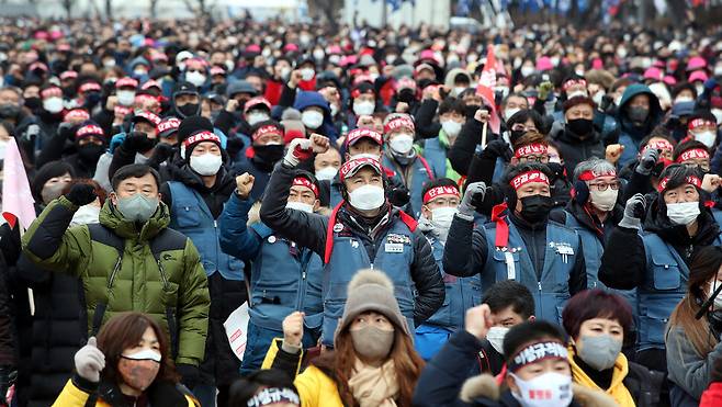 15일 오후 서울 여의도공원에서 열린 2022 민중총궐기 대회에서 참가자들이 구호를 외치고 있다. 김경호 선임기자