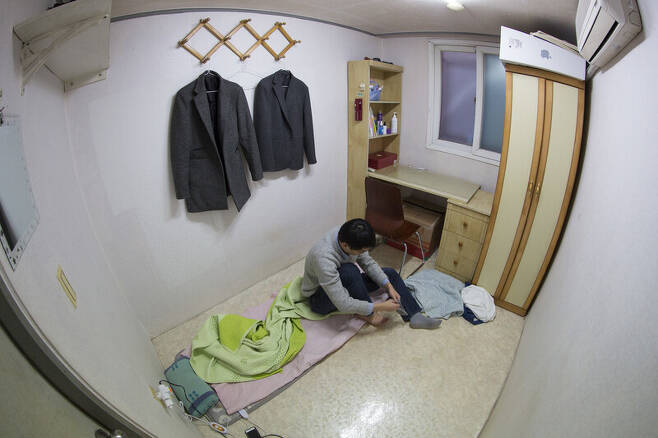 집은 부족한데 방은 남아도는 부동산 구조의 역설은 쉽사리 해결되기 어려워 보인다. 한 청년이 서울 관악구의 한 고시원에서 옷을 갈아입고 있다. <한겨레> 자료사진