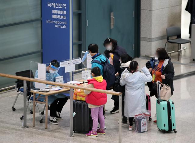 14일 인천국제공항 제1여객터미널에서 해외 입국자들이 이동하고 있다. 뉴스1