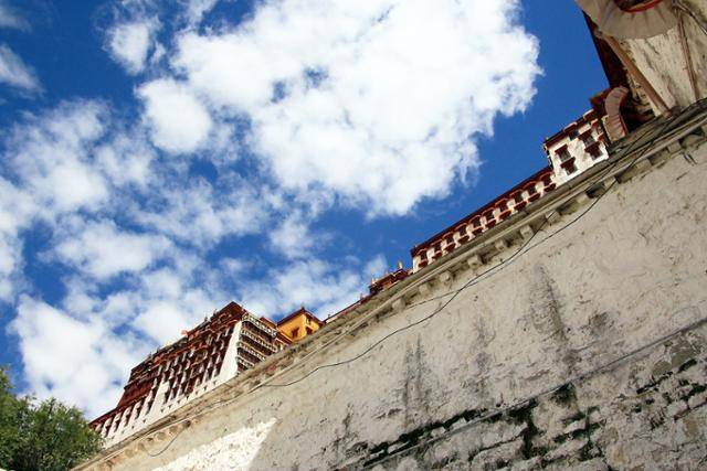 라싸 포탈라궁 뒤로 보이는 하늘이 유난히 푸르다. Ⓒ최종명