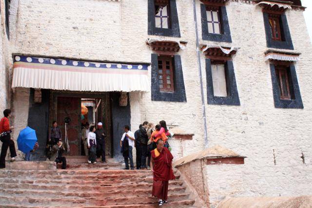 라싸 포탈라궁 출구. Ⓒ최종명