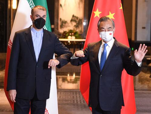14일 중국 장쑤성 우시에서 왕이(오른쪽) 중국 외교담당 국무위원 겸 외교부장이 호세인 아미르압둘라히안 이란 외무장관과 팔꿈치 인사를 하고 있다. 중국 외교부 제공