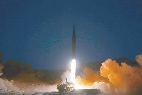 북한 국방과학원이 11일 극초음속 미사일 시험발사를 진행해 '대성공'했다고 노동당 기관지 노동신문이 12일 보도했다. 뉴스1