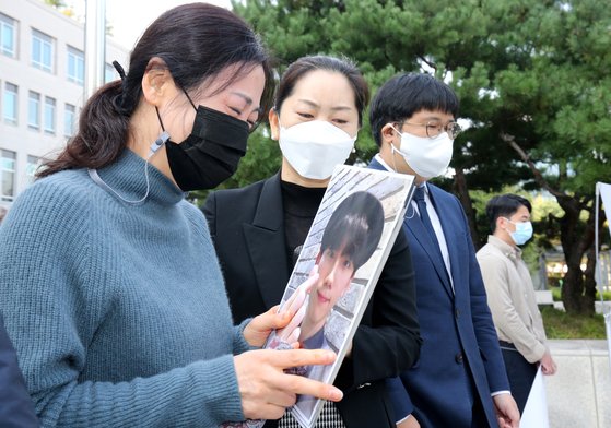 극단적인 선택을 한 대전시청 공무원 어머니가 대전시청 앞에서 아들의 죽음과 관련 기자회견 중 아들의 사진을 안고 눈물을 흘리고 있다. 뉴스1