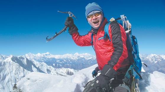 김창호 대장이 2012년 네팔 힘중(7140m) 등정에 세계 최초로 성공한 뒤 환호하고 있다. [중앙포토]