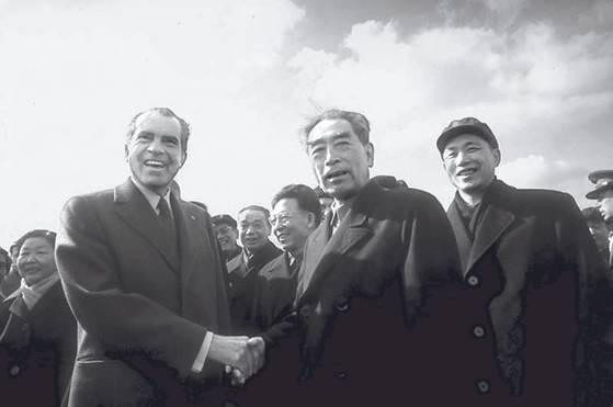 중국 방문 마지막 날, 닉슨은 저우언라이와 상하이에서 공동성명을 발표했다. 1972년 2월 28일 오전, 홍차오 공항에서 저우와 작별인사 나누는 닉슨. [사진 김명호]