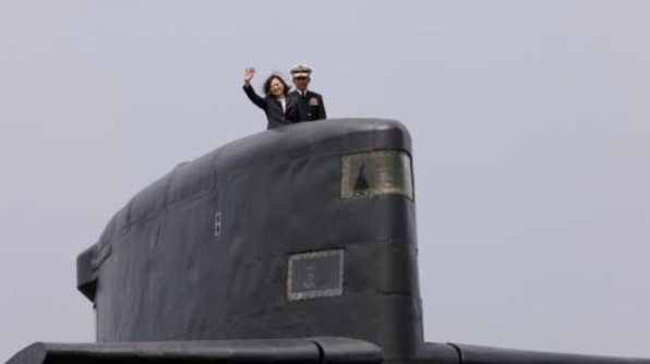 타이완의 차이잉원 총통이 2021년 3월 가오슝 해군기지에 정박한 잠수함에 승선해 손을 흔들고 있다. (사진=연합뉴스)