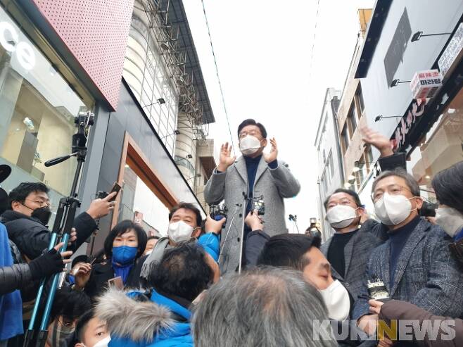 이재명 더불어민주당 대선 후보가 15일 춘천 명동에서 즉석 거리연설을 하고 있다.   사진=최기창 기자