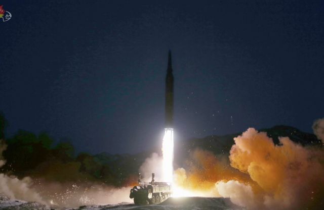 북한 조선중앙TV는 12일 김정은 국무위원장이 극초음속 미사일 시험 발사를 참관했다고 보도했다. 사진=조선중앙TV 캡처. 뉴시스