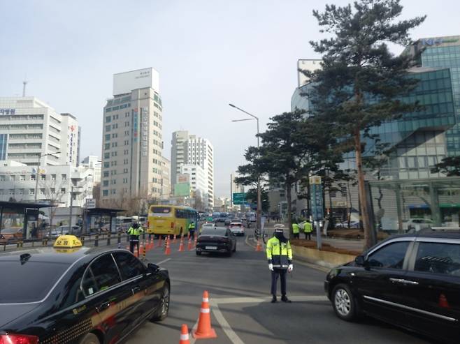 15일 오전 11시쯤 서울 서대문역사거리에 경찰들이 임시검문소를 설치하고 방송 차량, 무대 차량 통행을 통제하고 있다./사진=김성진 기자